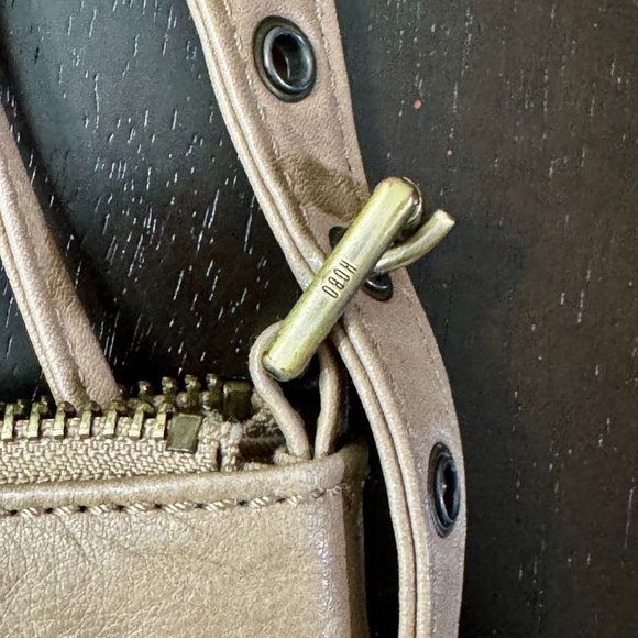 HOBO Crusade 100% Leather Large Crossbody Taupe - Picture 9 of 16